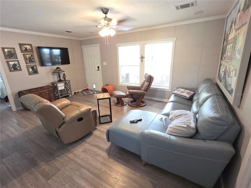 For Sale: $295,000 (3 beds, 2 baths, 1080 Square Feet)
