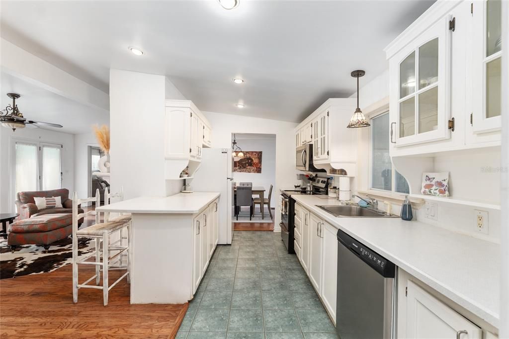 For Sale: $298,000 (3 beds, 2 baths, 1752 Square Feet)