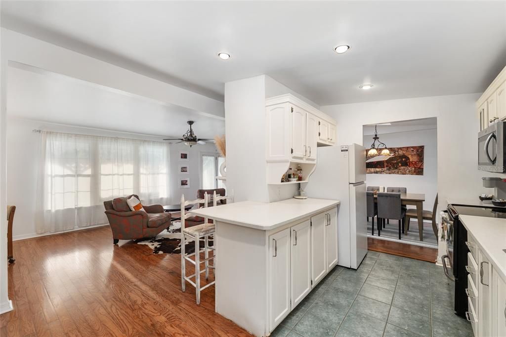 For Sale: $298,000 (3 beds, 2 baths, 1752 Square Feet)