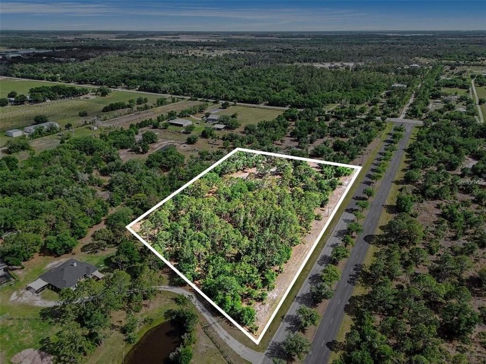 На продажу: $325,000 (5.63 acres)