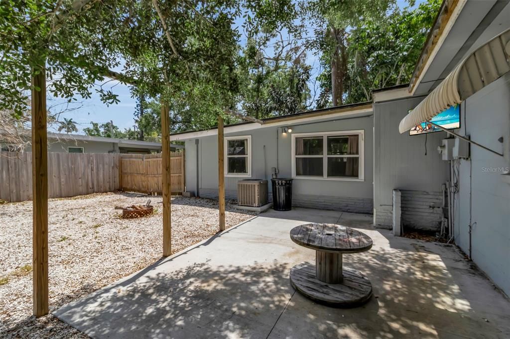 Под контрактом: $299,800 (3 спален, 1 ванн, 1404 Квадратных фут)