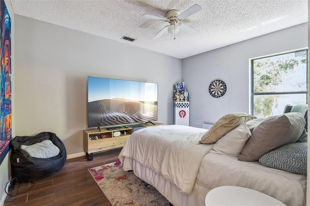 Activo con contrato: $385,000 (3 camas, 2 baños, 1908 Pies cuadrados)
