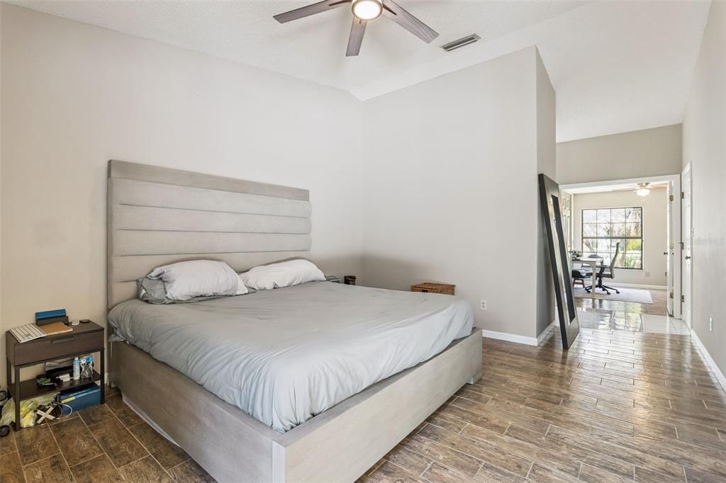 Activo con contrato: $385,000 (3 camas, 2 baños, 1908 Pies cuadrados)