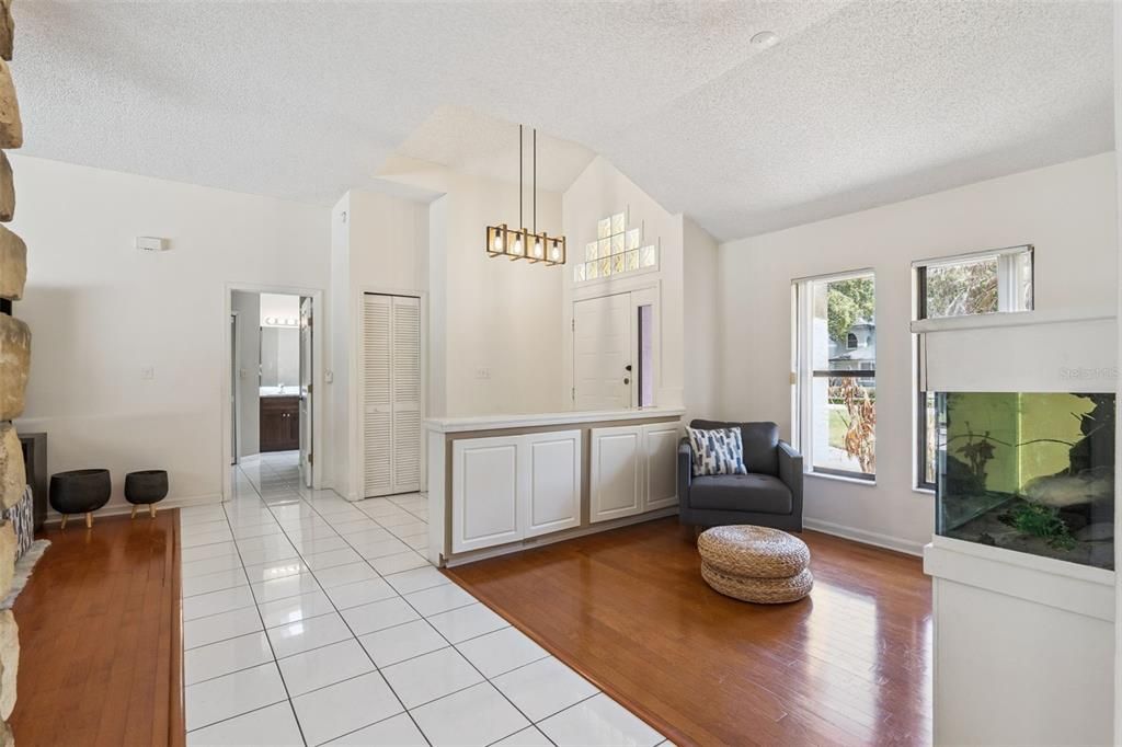 Activo con contrato: $385,000 (3 camas, 2 baños, 1908 Pies cuadrados)