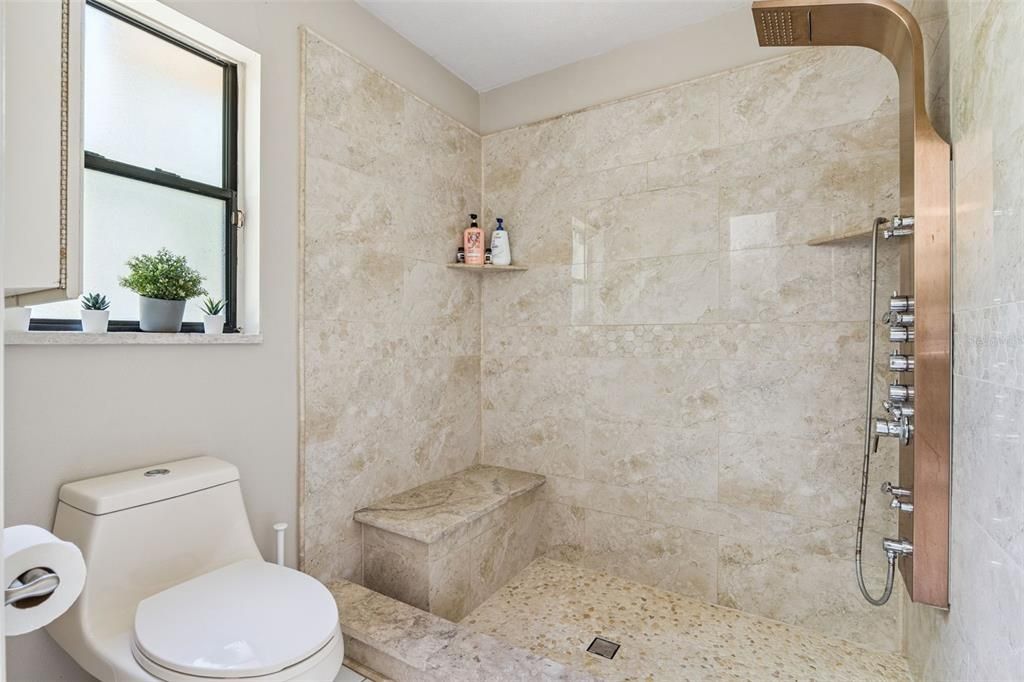 Activo con contrato: $385,000 (3 camas, 2 baños, 1908 Pies cuadrados)