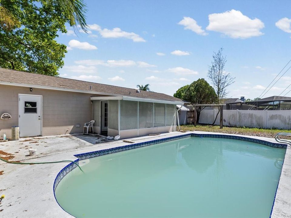 Active With Contract: $383,000 (3 beds, 2 baths, 1266 Square Feet)