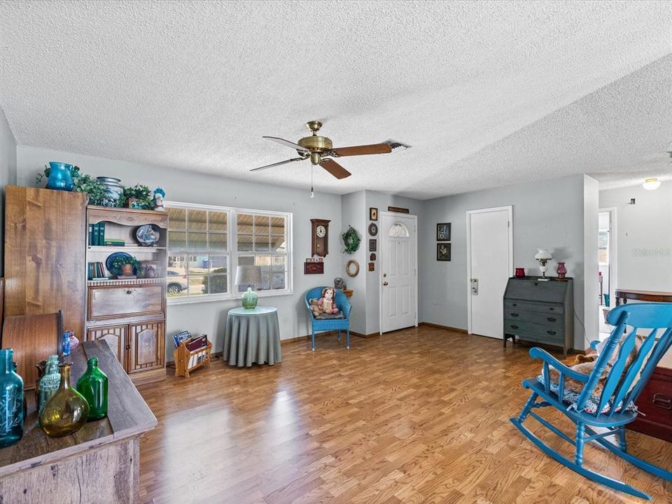 Active With Contract: $383,000 (3 beds, 2 baths, 1266 Square Feet)