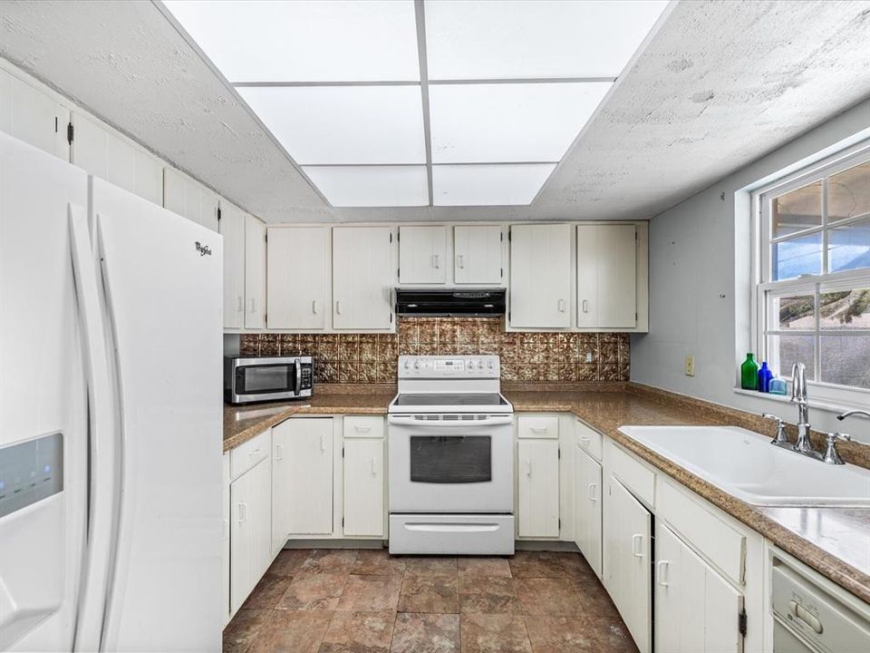 Active With Contract: $383,000 (3 beds, 2 baths, 1266 Square Feet)