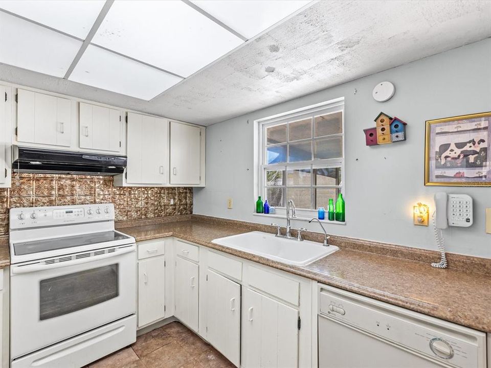 Active With Contract: $383,000 (3 beds, 2 baths, 1266 Square Feet)