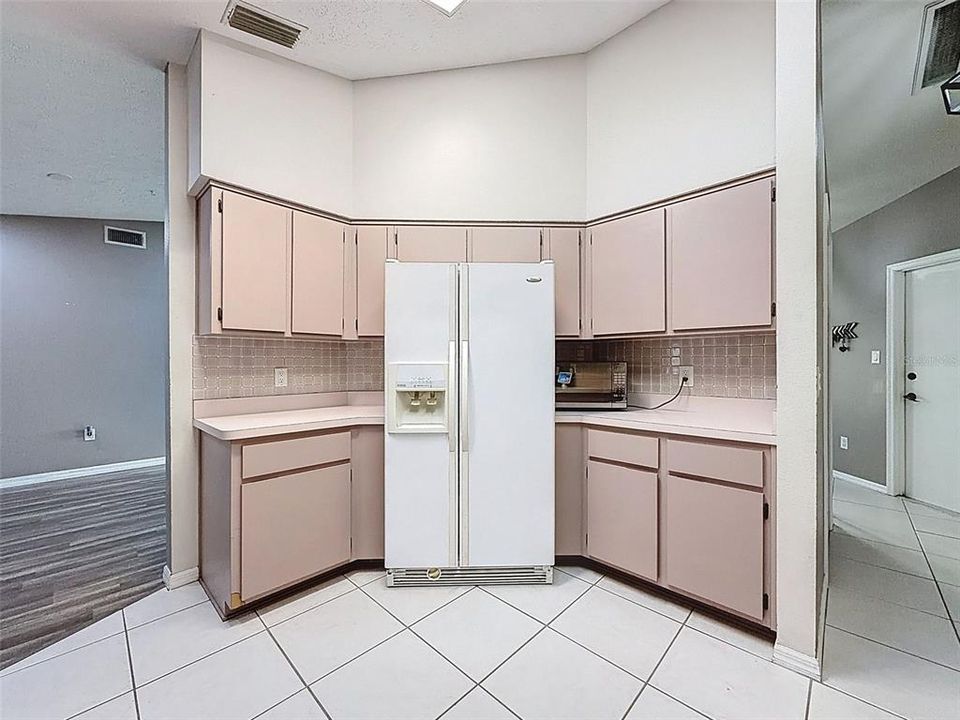 Под контрактом: $369,000 (3 спален, 2 ванн, 1824 Квадратных фут)