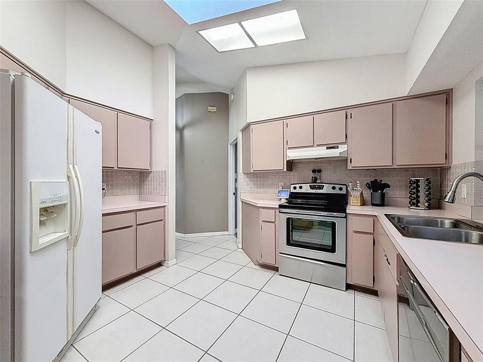 Под контрактом: $369,000 (3 спален, 2 ванн, 1824 Квадратных фут)