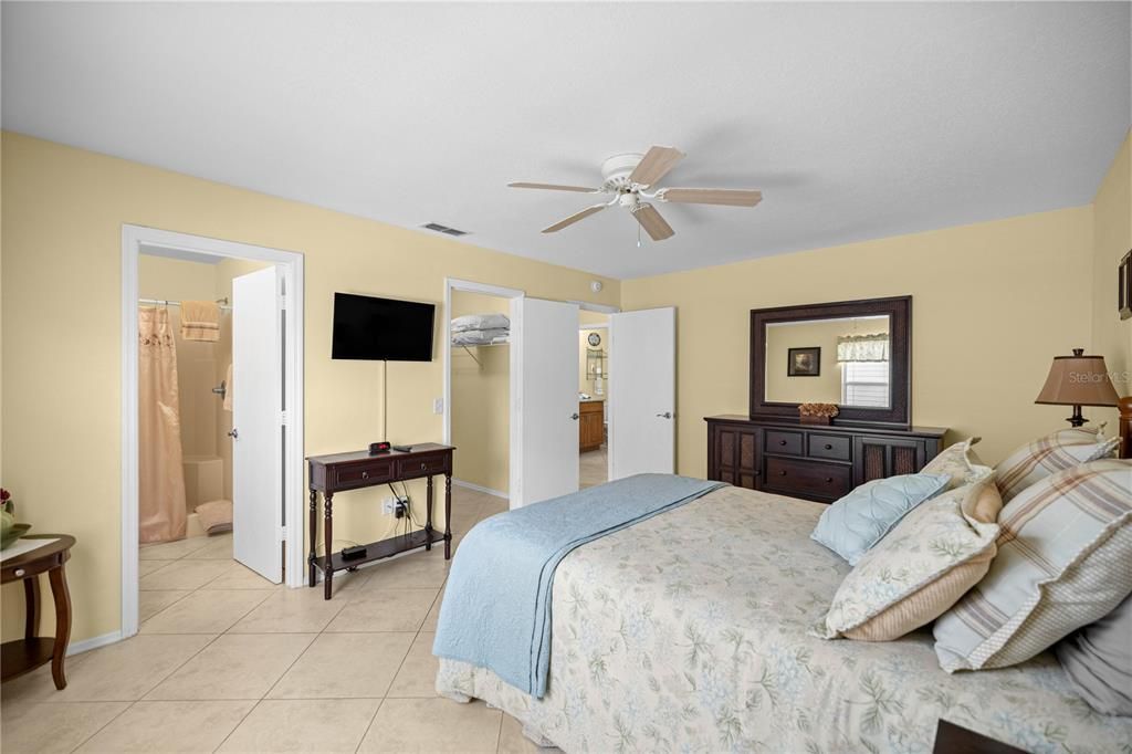 For Sale: $249,000 (2 beds, 2 baths, 1156 Square Feet)
