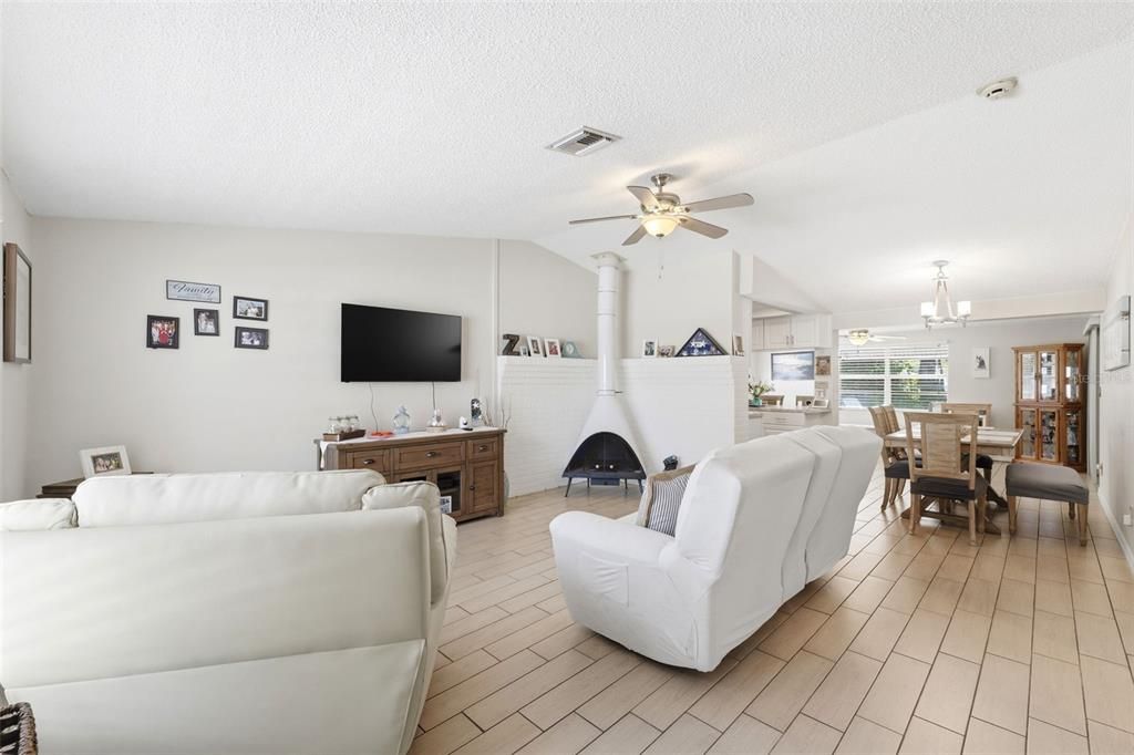 For Sale: $240,000 (3 beds, 2 baths, 1413 Square Feet)
