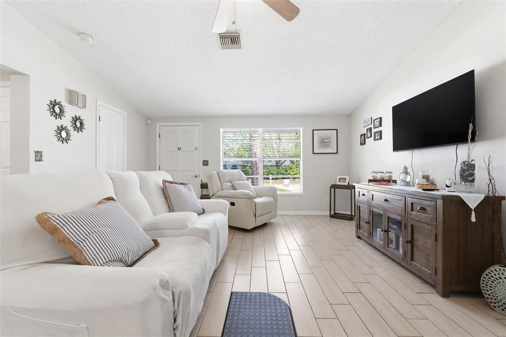 For Sale: $240,000 (3 beds, 2 baths, 1413 Square Feet)