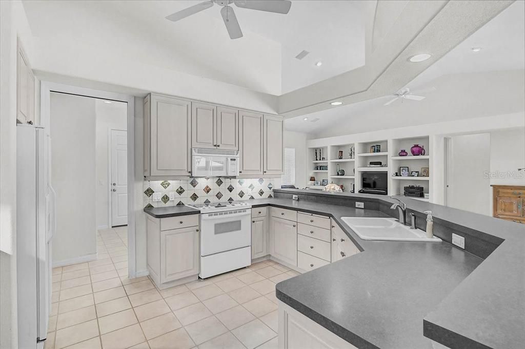 Active With Contract: $899,900 (4 beds, 3 baths, 3304 Square Feet)