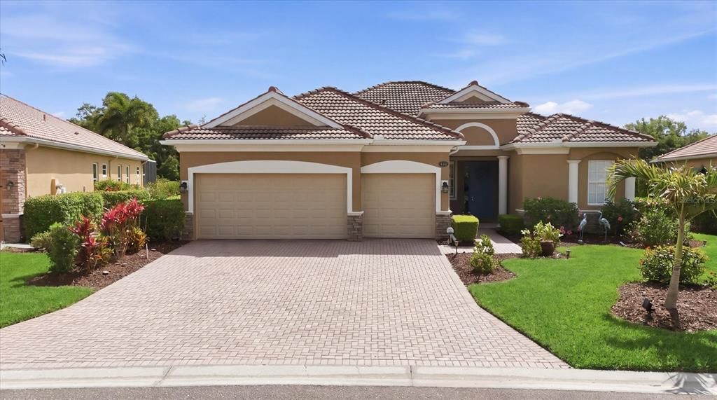 Activo con contrato: $774,900 (4 camas, 3 baños, 2195 Pies cuadrados)