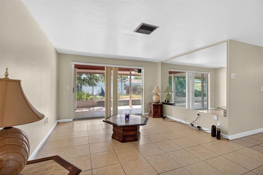 Activo con contrato: $215,000 (2 camas, 2 baños, 1289 Pies cuadrados)