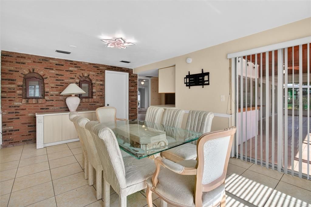 Activo con contrato: $215,000 (2 camas, 2 baños, 1289 Pies cuadrados)