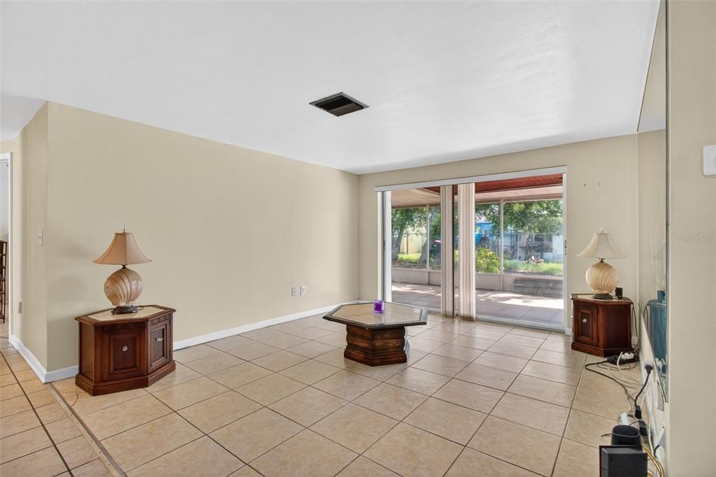 Activo con contrato: $215,000 (2 camas, 2 baños, 1289 Pies cuadrados)