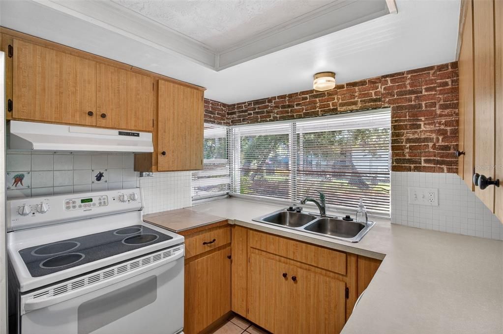Activo con contrato: $215,000 (2 camas, 2 baños, 1289 Pies cuadrados)