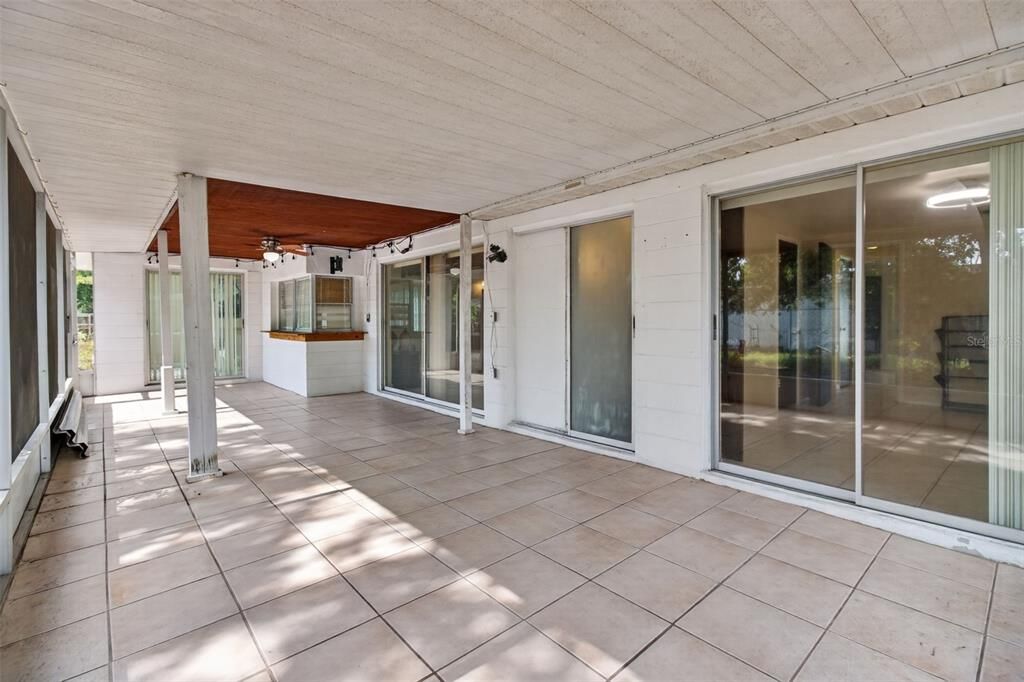 Activo con contrato: $215,000 (2 camas, 2 baños, 1289 Pies cuadrados)