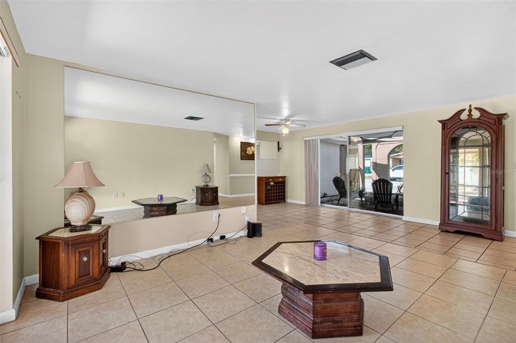 Activo con contrato: $215,000 (2 camas, 2 baños, 1289 Pies cuadrados)