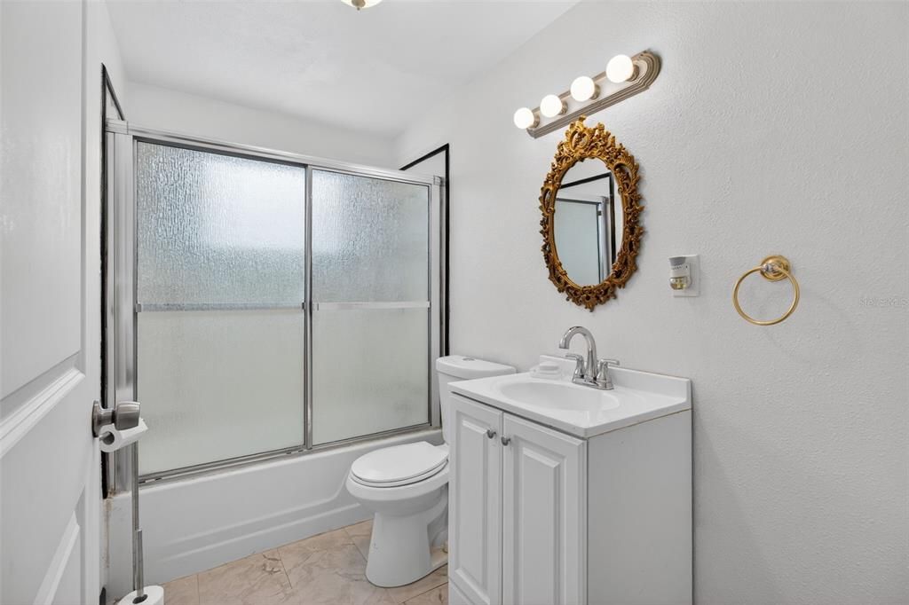 Activo con contrato: $215,000 (2 camas, 2 baños, 1289 Pies cuadrados)