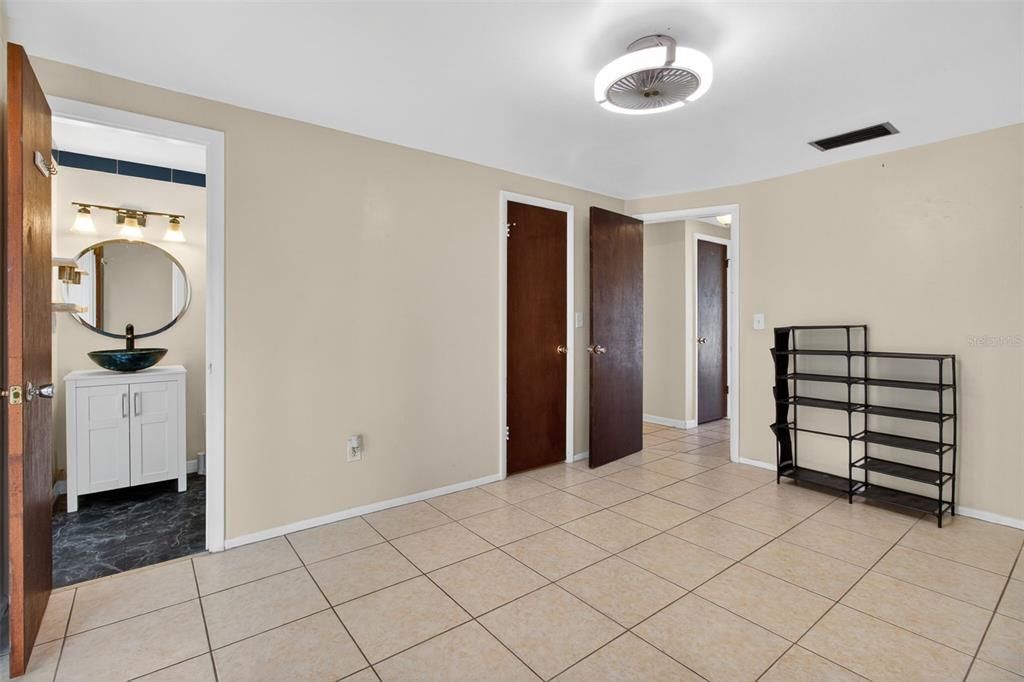 Activo con contrato: $215,000 (2 camas, 2 baños, 1289 Pies cuadrados)