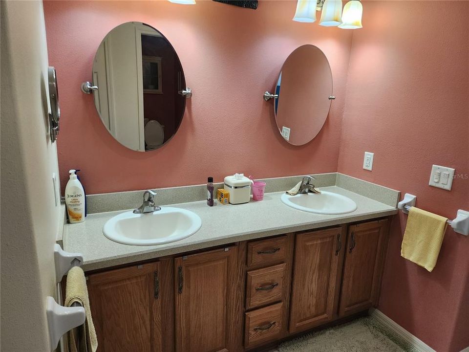 Activo con contrato: $255,000 (3 camas, 2 baños, 1742 Pies cuadrados)