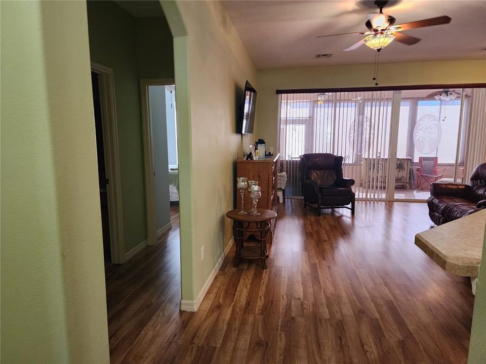 Activo con contrato: $255,000 (3 camas, 2 baños, 1742 Pies cuadrados)