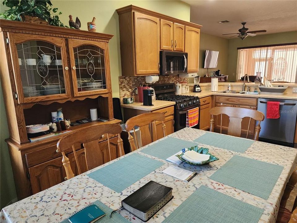 Activo con contrato: $255,000 (3 camas, 2 baños, 1742 Pies cuadrados)