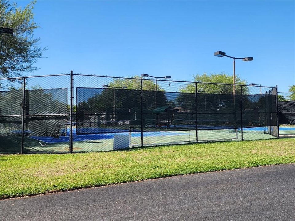 Activo con contrato: $255,000 (3 camas, 2 baños, 1742 Pies cuadrados)