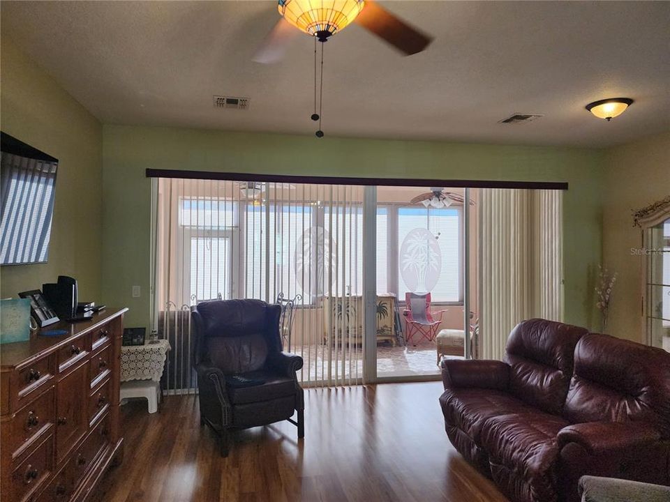 Activo con contrato: $255,000 (3 camas, 2 baños, 1742 Pies cuadrados)