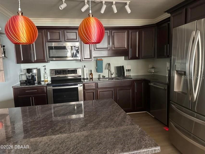 For Sale: $429,000 (2 beds, 2 baths, 1178 Square Feet)