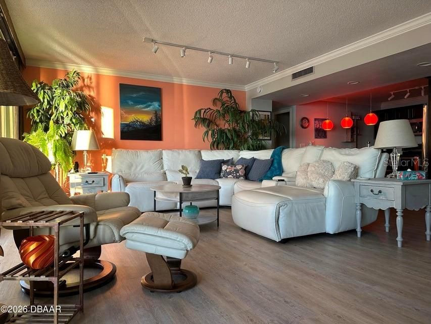 For Sale: $429,000 (2 beds, 2 baths, 1178 Square Feet)