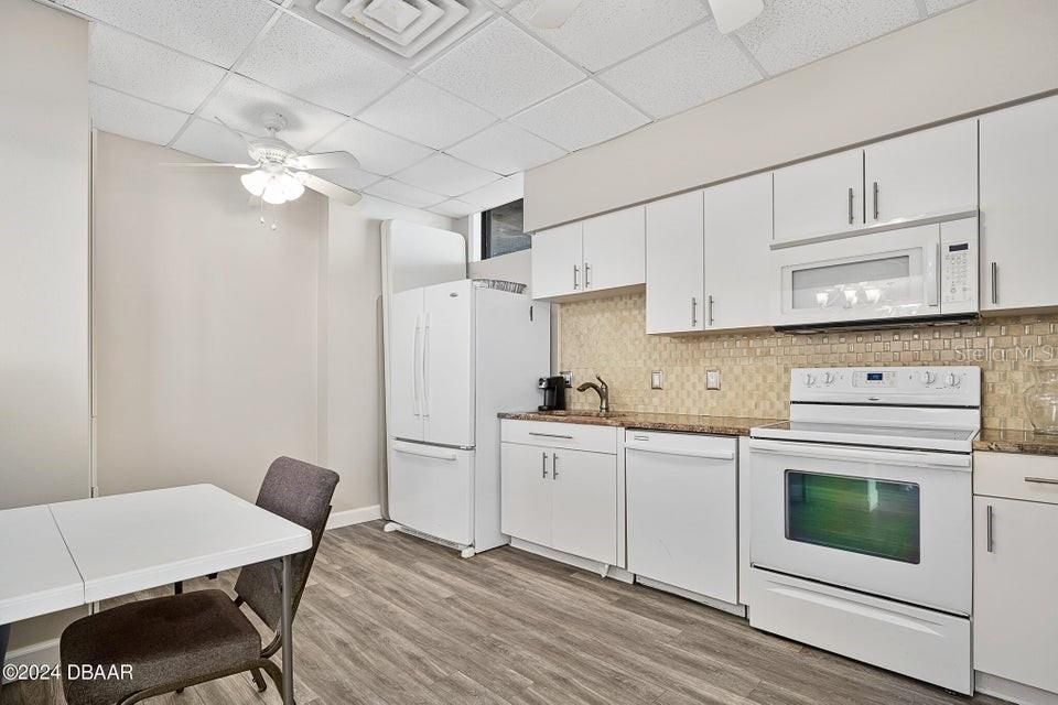 For Sale: $429,000 (2 beds, 2 baths, 1178 Square Feet)
