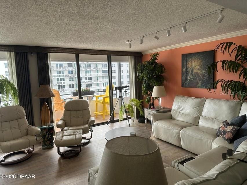 For Sale: $429,000 (2 beds, 2 baths, 1178 Square Feet)
