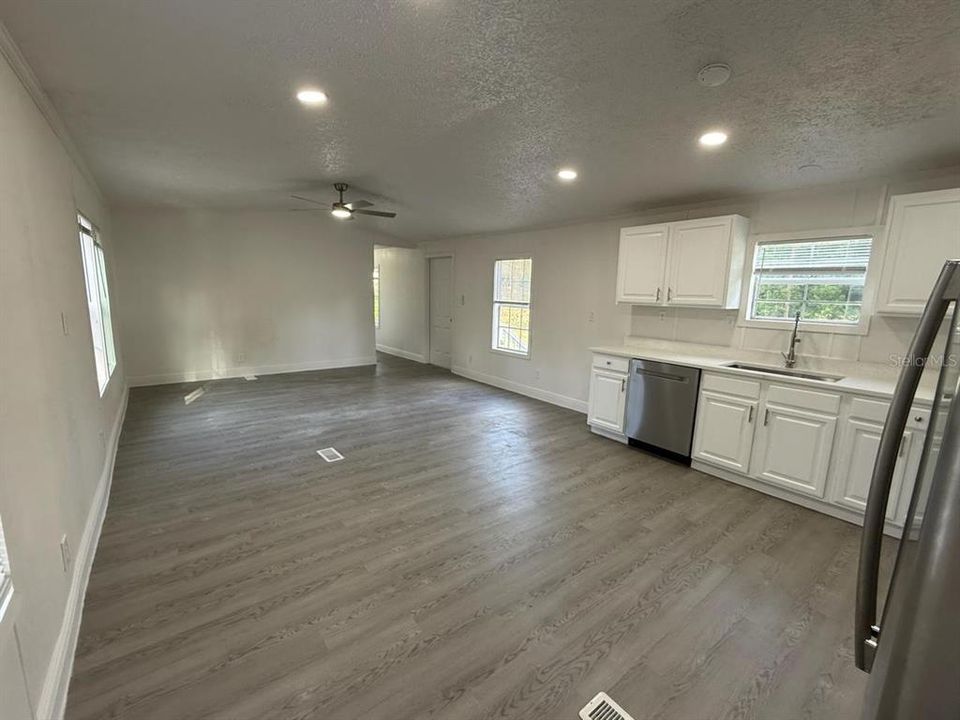 For Sale: $189,900 (3 beds, 2 baths, 1216 Square Feet)