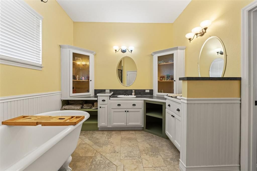 Activo con contrato: $775,000 (5 camas, 4 baños, 3482 Pies cuadrados)