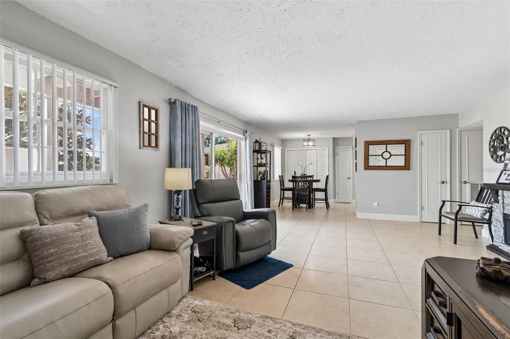 For Sale: $219,900 (2 beds, 1 baths, 1015 Square Feet)