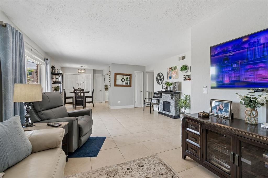 For Sale: $219,900 (2 beds, 1 baths, 1015 Square Feet)