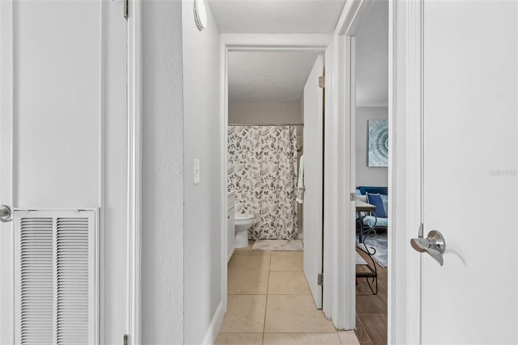 For Sale: $219,900 (2 beds, 1 baths, 1015 Square Feet)