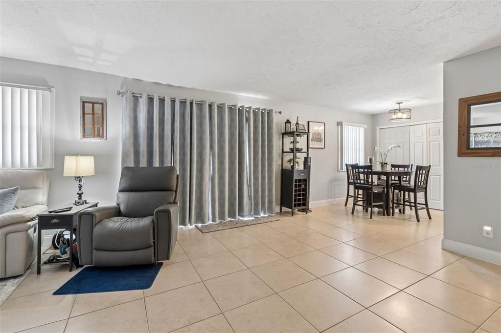 For Sale: $219,900 (2 beds, 1 baths, 1015 Square Feet)