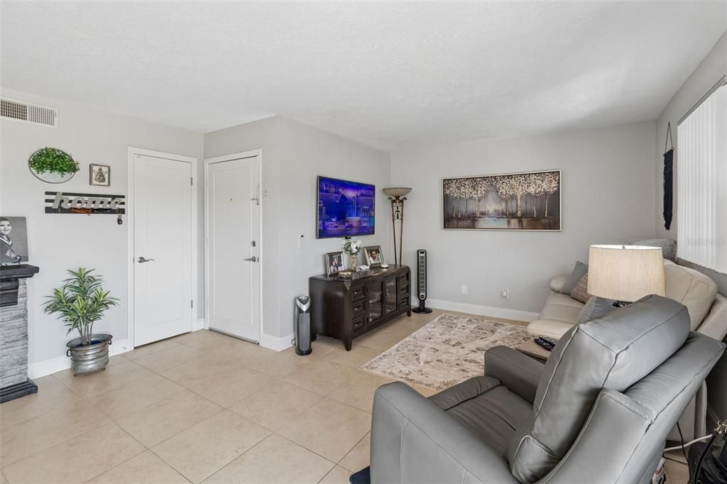 For Sale: $219,900 (2 beds, 1 baths, 1015 Square Feet)