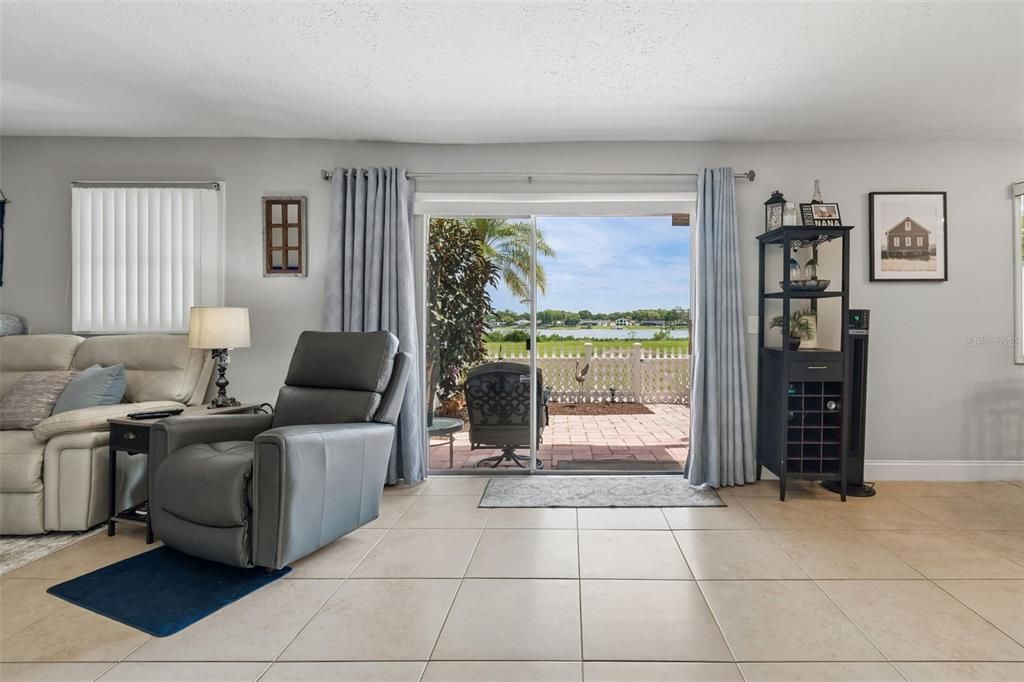 For Sale: $219,900 (2 beds, 1 baths, 1015 Square Feet)