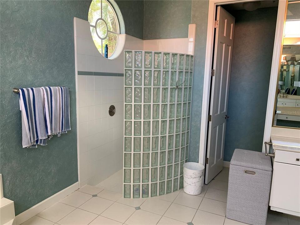 Под контрактом: $850,000 (4 спален, 3 ванн, 3567 Квадратных фут)