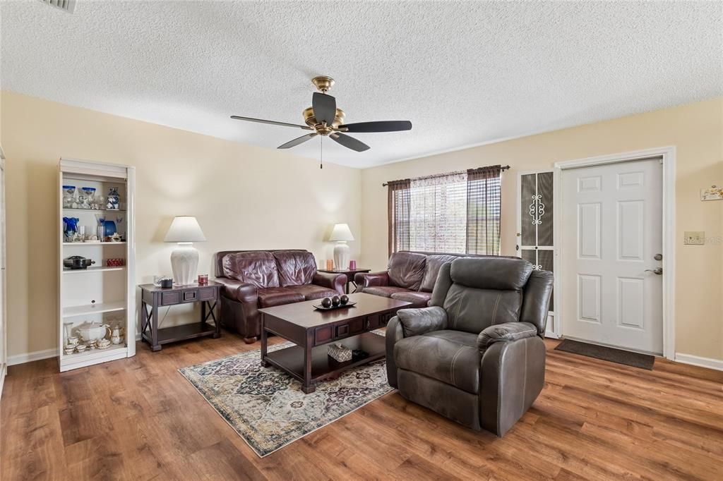 Activo con contrato: $119,900 (2 camas, 2 baños, 984 Pies cuadrados)