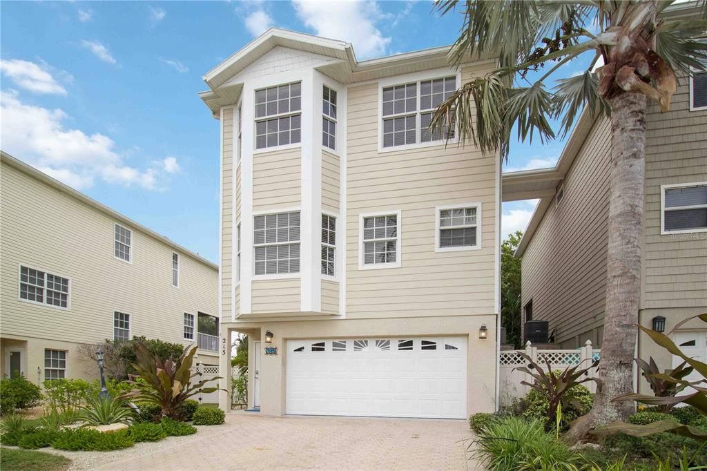 For Sale: $1,500,000 (3 beds, 3 baths, 2020 Square Feet)
