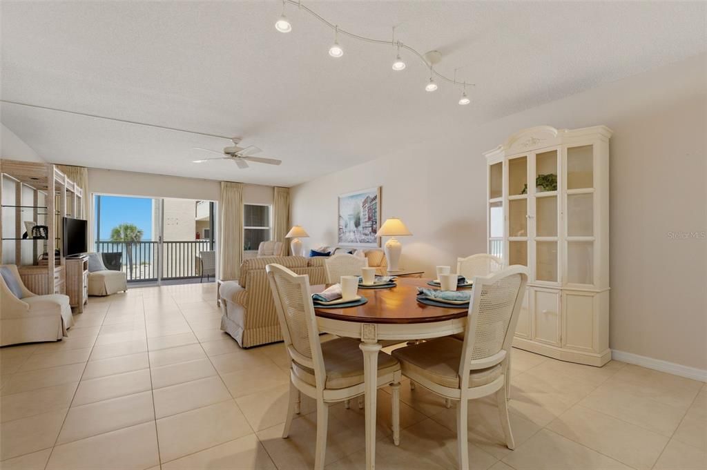 For Sale: $675,000 (2 beds, 2 baths, 1208 Square Feet)