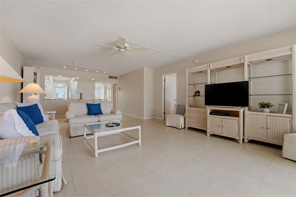 For Sale: $675,000 (2 beds, 2 baths, 1208 Square Feet)